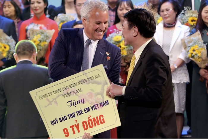 Ông Wayne Besant, trao séc tài trợ cho Quỹ Bảo trợ trẻ em Việt Nam thể hiện cam kết tài trợ các hoạt động xã hội từ thiện của AIA trong năm 2019 thông qua Quỹ.