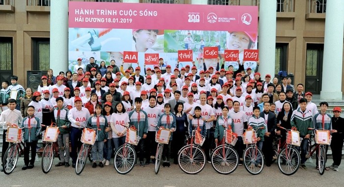Trao tặng xe đạp cho trẻ em khó khăn tỉnh Hải Dương trong chuỗi sự kiện Hành trình Cuộc sống