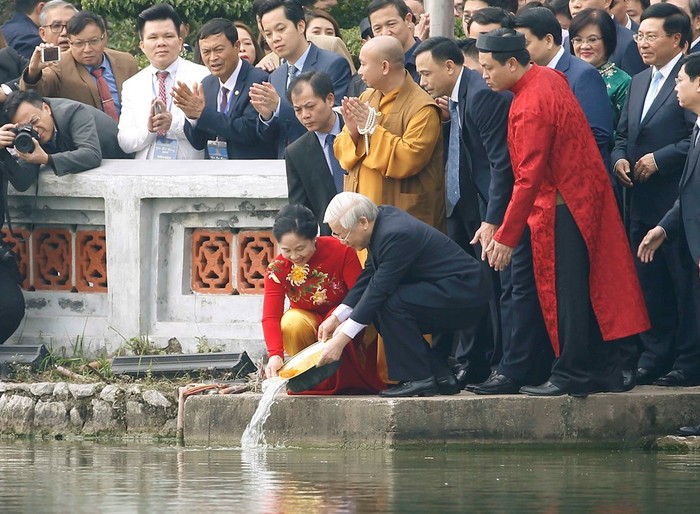 Tổng Bí thư, Chủ tịch nước thả cá chép tại hồ Hoàn Kiếm ảnh 5