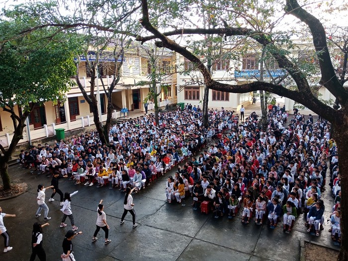 Tiết mục văn nghệ của học sinh Trường Trung học phổ thông Huỳnh Thúc Kháng, thành phố Quảng Ngãi trong Lễ sơ kết học kỳ 1 năm học 2018-2019