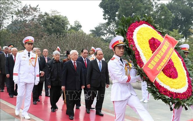 Lãnh đạo Đảng, Nhà nước đã đặt vòng hoa, tưởng niệm các anh hùng liệt sĩ.