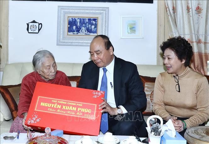Thủ tướng Nguyễn Xuân Phúc đến thăm và chúc Tết nguyên Phó Chủ tịch nước Nguyễn Thị Bình. Ảnh: Thống Nhất/TTXVN