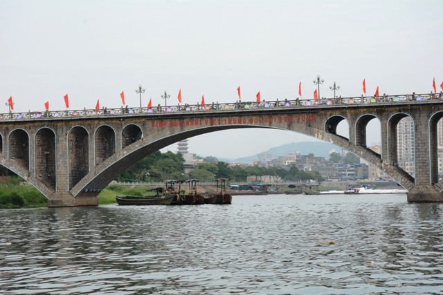 Cầu Ka Long bắc qua con sông Ka Long. Ảnh: Mongcai.gov.vn