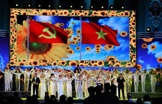 Tối 2/2/2019, Thành phố Hồ Chí Minh tổ chức chương trình biểu diễn nghệ thuật kỷ niệm 89 năm Ngày thành lập Đảng Cộng sản Việt Nam (3/2/1930 - 3/2/2019) với chủ để ‘Nắng ấm về trên Tổ quốc”. Ảnh: Xuân Dự /TTXVN