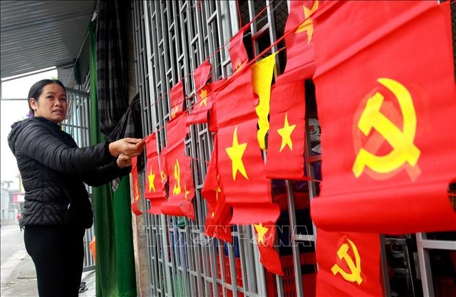 Người dân xã Vũ Tây (Kiến Xương, Thái Bình) trang hoàng đường làng ngõ xóm chào đón năm mới 2019 và kỷ niệm 89 năm Ngày thành lập Đảng Cộng sản Việt Nam. Ảnh: Thế Duyệt/TTXVN