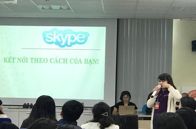 Cô Nguyễn Thị Thúy báo cáo tại hội thảo “Sử dụng Office 365 trong giảng dạy” trong “Diễn đàn Giáo dục Việt Nam” ở Hà Nội