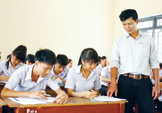 Thầy và trò ôn tập chuẩn bị cho kỳ thi Trung học phổ thông quốc gia. Ảnh minh họa: Baoquangngai.vn