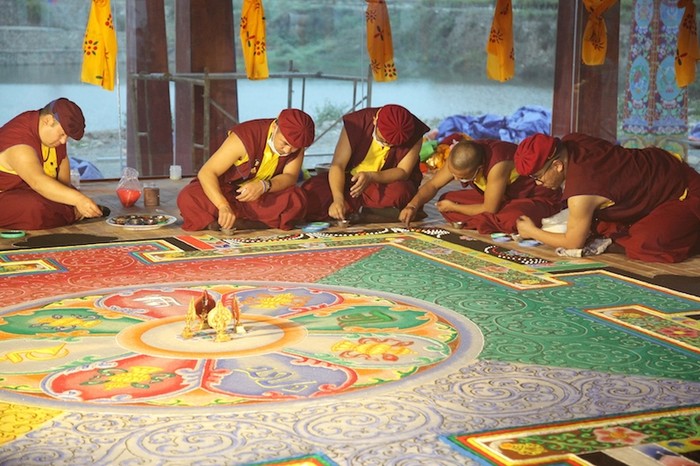 Các Lama - cao tăng Ấn Độ kiến lập Mandala Phật Quan Âm bằng các loại đá quý