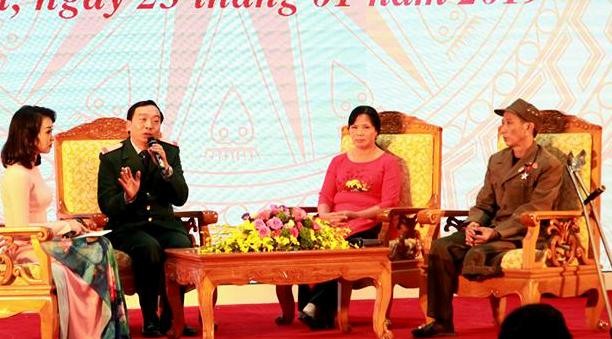 Bà Nguyễn Thị Sửu (áo đỏ) tại buổi gặp mặt đại biểu thương binh, bệnh binh và gia đình liệt sỹ tiêu biểu nhân kỷ niệm 40 năm cuộc chiến đấu bảo vệ biên giới phía Bắc. Ảnh: TL