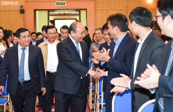 Thủ tướng Nguyễn Xuân Phúc thăm hỏi cán bộ, nhân viên của Bộ Kế hoạch và Đầu tư. Ảnh: Chinhphu.vn