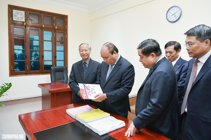 Thủ tướng thăm Văn phòng Tổ biên tập Tiểu ban Kinh tế-Xã hội. Ảnh: Chinhphu.vn