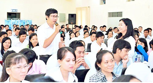 Cô Quyên (đứng bìa phải) trao đổi với giáo viên tham gia “Diễn đàn sáng tạo giáo dục Việt Nam”