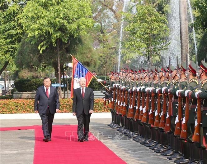 Tổng Bí thư, Chủ tịch nước Lào Bounnhang Vorachith và Tổng Bí thư, Chủ tịch nước Nguyễn Phú Trọng duyệt đội danh dự Quân đội nhân dân Lào tại Lễ đón chính thức. Ảnh: Trí Dũng/TTXVN