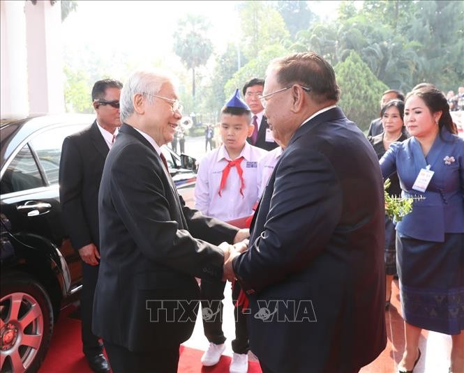 Tổng Bí thư, Chủ tịch nước Lào Bounnhang Vorachith đón Tổng Bí thư, Chủ tịch nước Nguyễn Phú Trọng. Ảnh: Trí Dũng/TTXVN