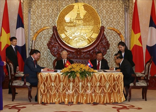 Lễ ký Hiệp định giữa Chính phủ Việt Nam và Chính phủ Lào về hợp tác tài chính. Ảnh: Trí Dũng/TTXVN