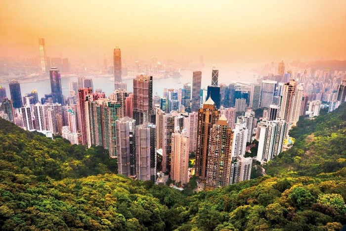 Hong Kong là trung tâm tài chính, thương mại quan trọng, tập trung nhiều đại bản doanh công ty của khu vực châu Á - Thái Bình Dương.