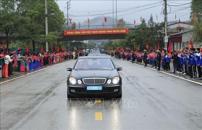 Đoàn xe của Chủ tịch Triều Tiên Kim Jong-un rời ga Đồng Đăng (Lạng Sơn) về Hà Nội trong sự chào đón nồng nhiệt của hàng nghìn người dân Lạng Sơn đứng hai bên đường vẫy cờ hai nước Việt Nam - Triều Tiên. Ảnh: Nhan Sáng/TTXVN