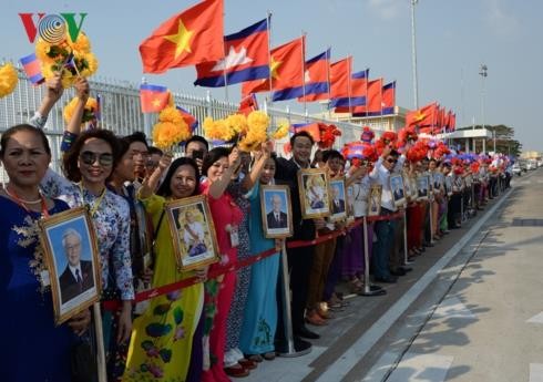 Đại diện các tầng lớp nhân dân Campuchia có mặt tại sân bay, vẫy cờ, hoa chào mừng Đoàn.