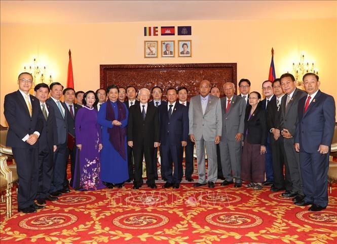 Tổng Bí thư, Chủ tịch nước Nguyễn Phú Trọng và Chủ tịch Thượng viện Campuchia Samdech Say Chhum với các đại biểu. Ảnh: Trí Dũng/TTXVN