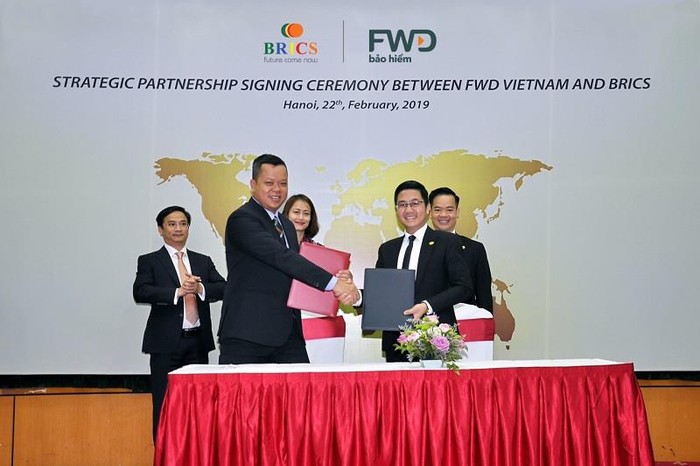 Ông Lê Thế Khoa - Tổng giám đốc BRICS Việt Nam (phải) và ông Huỳnh Hữu Khang - Tổng Giám đốc FWD Việt Nam.