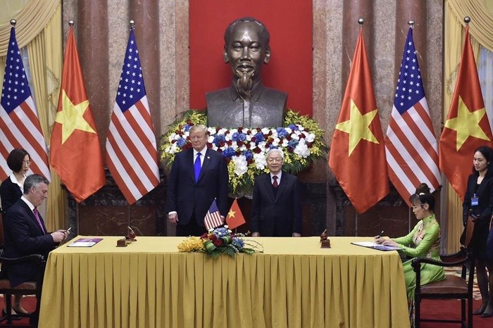 Tổng Bí thư, Chủ tịch nước Nguyễn Phú Trọng và Tổng thống Donald Trump chứng kiến lễ ký kết. ảnh: MA.