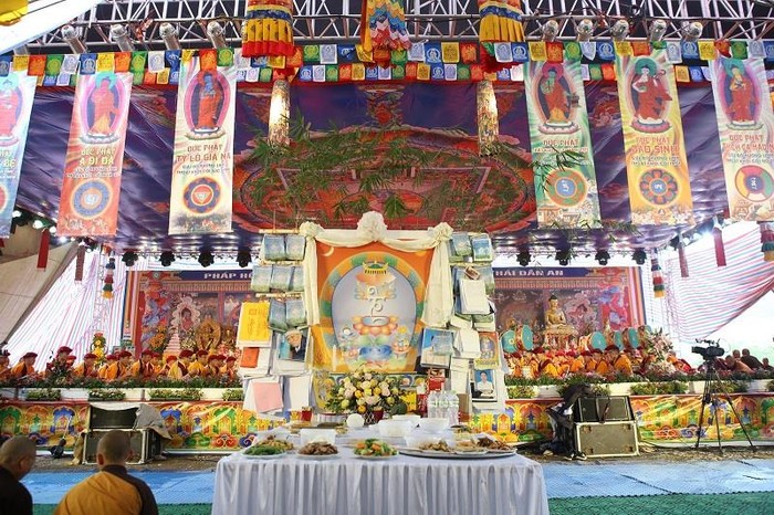 Tăng đoàn Drukpa cử hành khóa kễ cầu siêu cho các hương linh đã mất theo nghi lễ truyền thống Phật giáo Kim Cương thừa