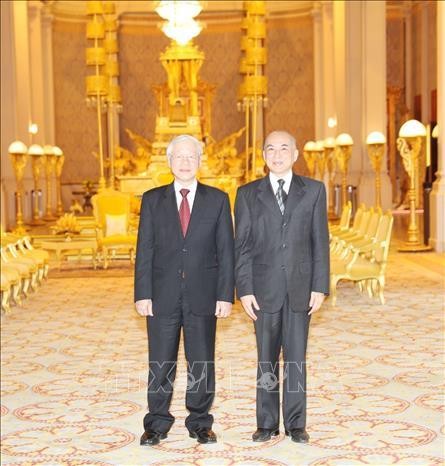 Tổng Bí thư, Chủ tịch nước Nguyễn Phú Trọng và Quốc vương Campuchia Norodom Sihamoni chụp ảnh chung. Ảnh: Trí Dũng/TTXVN