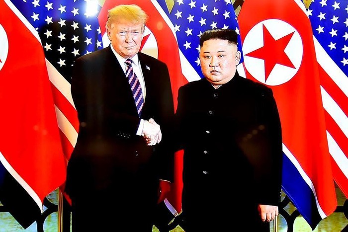 Cái bắt tay &quot;lịch sử&quot; giữa Tổng thống Hoa Kỳ Donald Trump và Chủ tịch Triều Tiên Kim Jong Un. Ảnh: VGP
