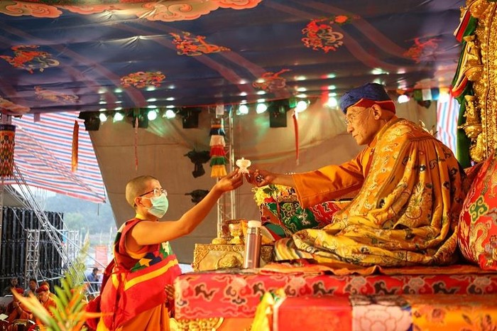 Đức Gyalwang Drukpa trao truyền ánh sáng để thắp lên hàng nghìn ngọn nến của các Phật tử