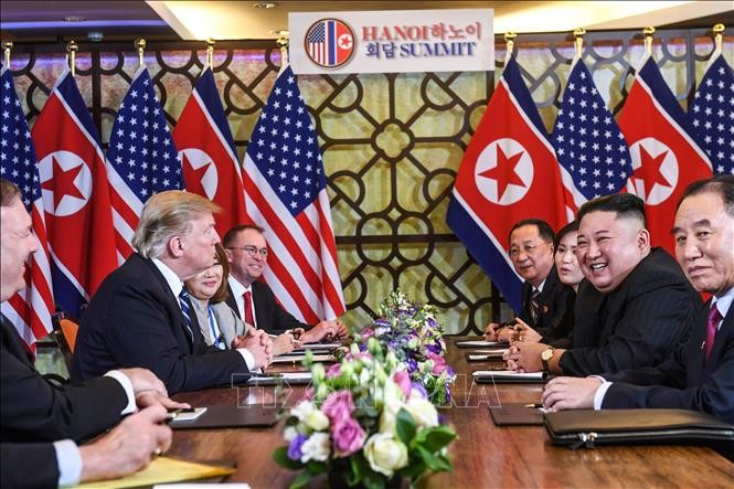 Tổng thống Mỹ Donald Trump (trái) và Chủ tịch Triều Tiên Kim Jong-un (phải) trong cuộc họp mở rộng tại Hội nghị thượng đỉnh Mỹ - Triều Tiên lần 2 ở Hà Nội. Ảnh: AFP/TTXVN