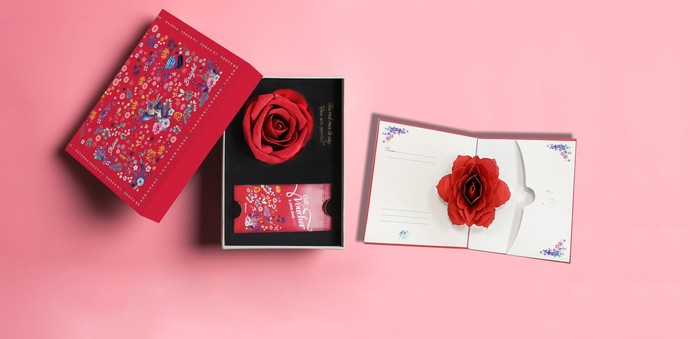 Bộ quà tặng 8/3 của VinMart vừa giá trị lại vô cùng lịch sự, trang nhã nhờ hộp hoa hồng được thiết kế một cách tinh tế, sang trọng