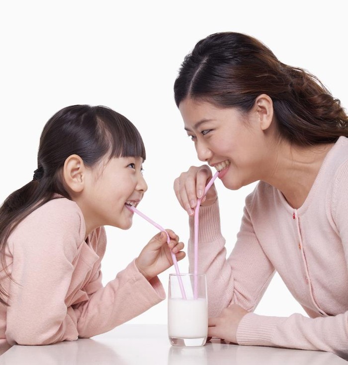 Phải làm sao để con được uống sữa tươi chuẩn khi ngoài vòng tay mẹ?