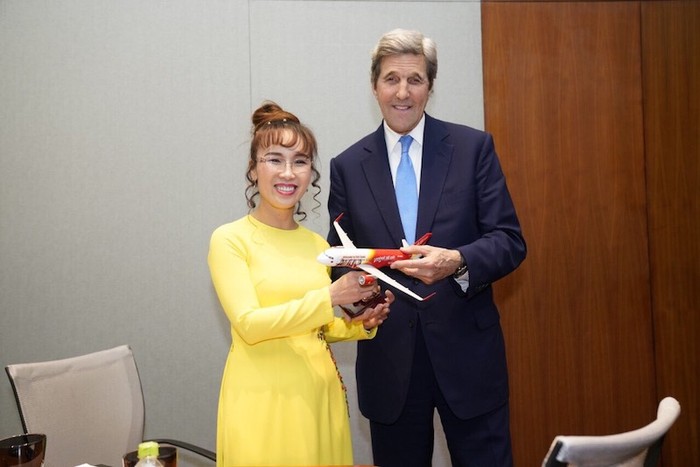 Cựu Ngoại trưởng Mỹ John Kerry và nữ tỷ phú Việt Nam.