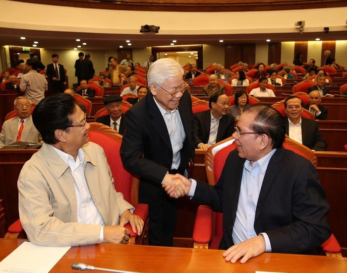 Tổng Bí thư, Chủ tịch nước Nguyễn Phú Trọng với nguyên Tổng Bí thư Nông Đức Mạnh (bên phải) và nguyên Thủ tướng Nguyễn Tấn Dũng. (Ảnh: Trí Dũng/TTXVN)