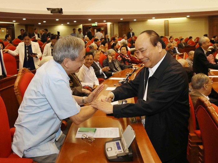 Thủ tướng Nguyễn Xuân Phúc với các vị lãnh đạo, nguyên lãnh đạo Đảng, Nhà nước dự hội nghị. (Ảnh: Phương Hoa/TTXVN)