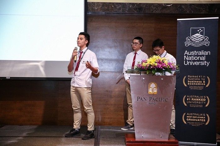 Trần Văn Hào tham gia cuộc thi tranh biện Quốc tế. Ngoài thành tích học tập tốt, Hào còn có thế mạnh về kỹ năng thuyết trình và khả năng tranh biện.