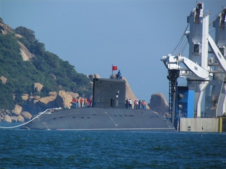 Lai dắt tàu ngầm Hà Nội – HQ182 vào quân cảng Cam Ranh ngày 3/1/2014. Ảnh: Tiền Phong