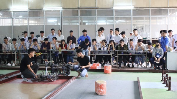 Học sinh trải nghiệm hoạt động chế tạo robot.