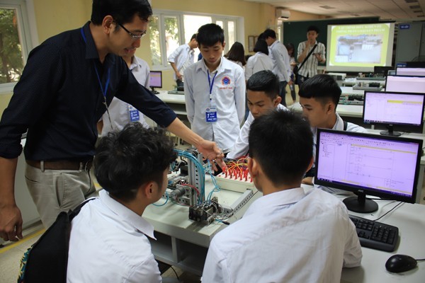 Học sinh trải nghiệm tại Khoa Điện tử - Tin học