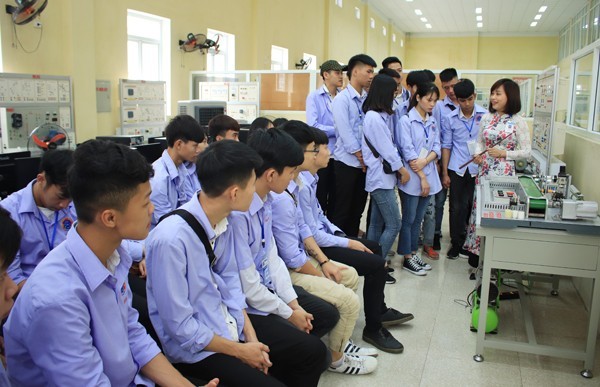 Học sinh trải nghiệm tại Khoa Điện