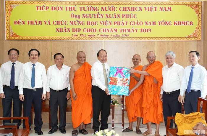 Ngày 7/4, Thủ tướng Nguyễn Xuân Phúc đã đến thăm hỏi, chúc tết Học viện Phật giáo Nam tông Khmer. Ảnh: Chinhphu.vn