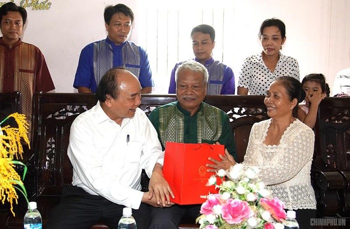 Nhân dịp Tết cổ truyền Chôl Chnăm Thmây, Thủ tướng Chính phủ Nguyễn Xuân Phúc đã đến thăm, tặng quà, chúc Tết một số gia đình Khmer tiêu biểu tại Cần Thơ. Ảnh: Chinhphu.vn
