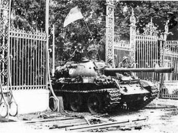 Xe tăng ta húc đổ cánh cổng Dinh Độc Lập ngày 30/4/1975. Ảnh: Tư liệu/ Bqllang.gov.vn