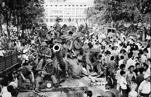 Quân giải phóng tiến vào chiếm dinh Độc Lập giải phóng miền Nam vào ngày 30/4/1975 Ảnh: TL/Baolamdong.vn