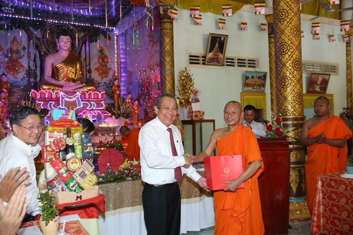 Phó Thủ tướng Trương Hòa Bình thăm, chúc Tết Chôl Chnăm Thmây tại chùa Hạnh Phúc Tăng. Ảnh: VGP/Lê sơn