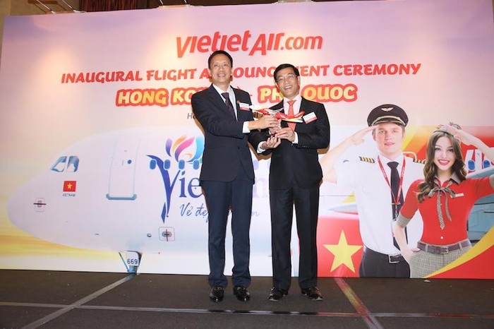 Ông Nguyễn Thanh Sơn, Phó Tổng giám đốc Vietjet (trái) trao quà lưu niệm cho ông Trần Thanh Huân – Tổng lãnh sự Việt Nam tại Hồng Kông
