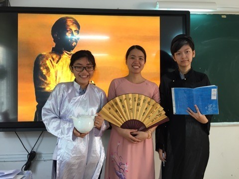 Cô Lê Thị Trang Nhung (ở giữa) cùng học sinh trong hội thi Sân khấu hóa tác phẩm Văn học.