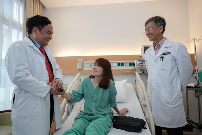 Giáo sư Bùi Đức Phú thăm hỏi bệnh nhân Vi Thị Tân trong ngày ra viện