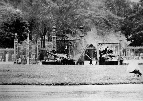 Khoảng 10 giờ 45 phút ngày 30/4/1975, chiếc xe tăng 390 của quân giải phóng đã húc tung cánh cửa cổng chính dinh Độc Lập - đánh dấu giờ phút sụp đổ của chế độ Ngụy quyền (ảnh do một nữ nhà báo người Pháp chụp vào thời điểm đó). Ảnh đăng trên hanoimoi.com.vn