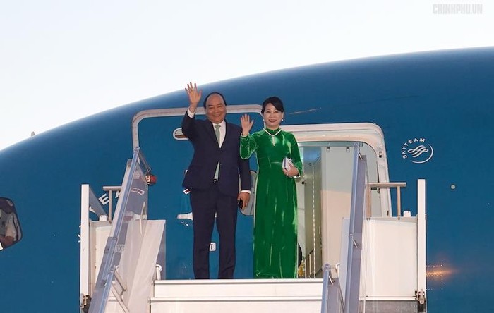 Thủ tướng Nguyễn Xuân Phúc và Phu nhân lên máy bay về Thủ đô Hà Nội, kết thúc tốt đẹp chuyến thăm chính thức Romania và Cộng hòa Czech. Ảnh: VGP
